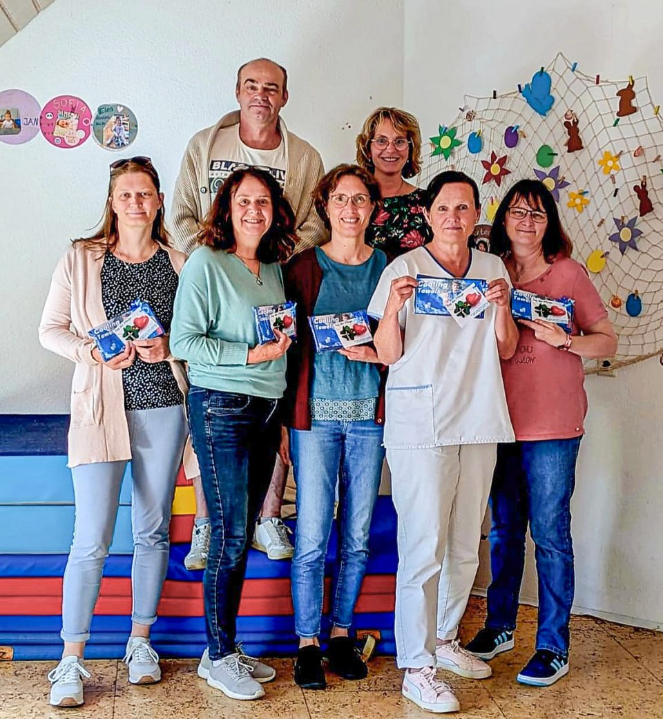 Mitarbeiterinnen und Mitarbeiter zeigen ihr Geschenk