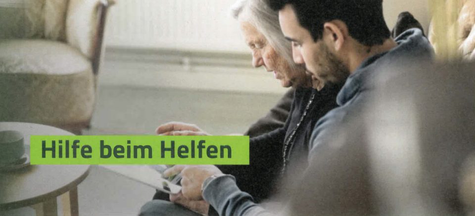 Ein junger Mann betreut eine Seniorin